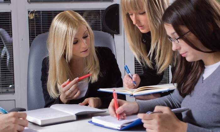 Gente-joven-en-la-escuela-de-negocios.jpg