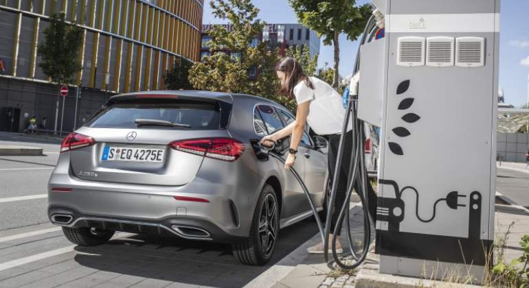 Nuevo A250 e hibrido enchufable recargando.