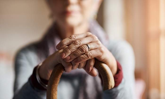 Persona-de-tercera-edad-agarrando-un--baston-iStock.jpg