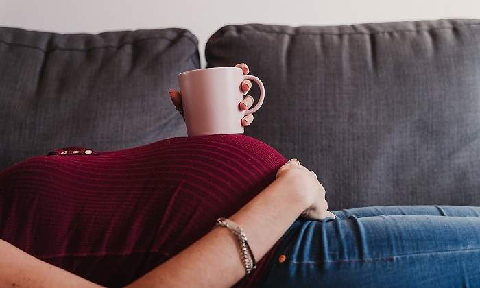 Una-mujer-embarazada-sosteniendo-una-taza-iStock.jpg