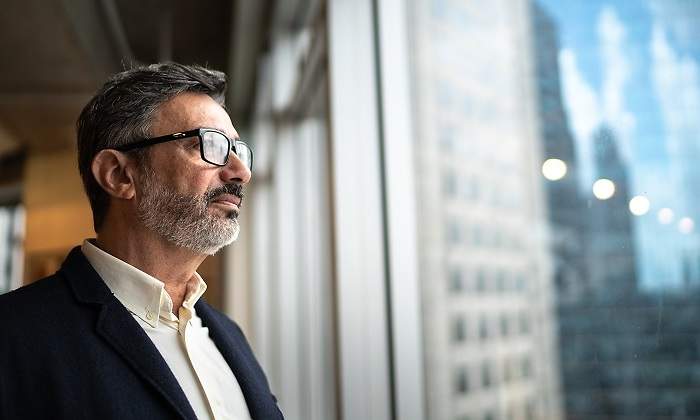 Hombre-pensativo-mirando-por-la-ventana-iStock.jpg