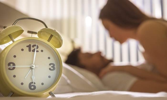 Un-reloj-y-una-pareja-en-cama-iStock.jpg