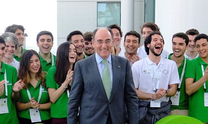 Ignacio S Galn con jvenes estudiantes