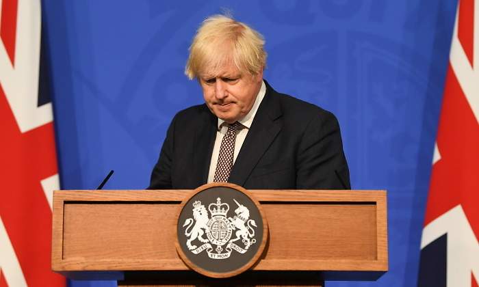 johnson-mira-abajo-reuters-770x420.jpg