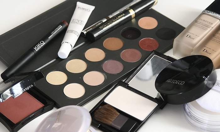cosmetics-1063134_1920.jpg