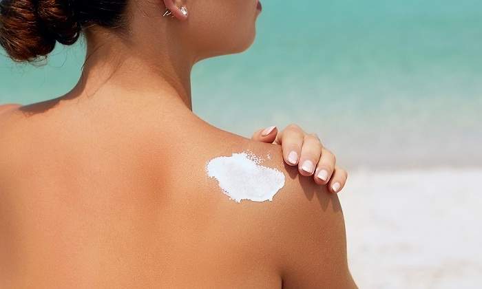 Mujer-echandose-crema-en-la-espalda-iStock.jpg