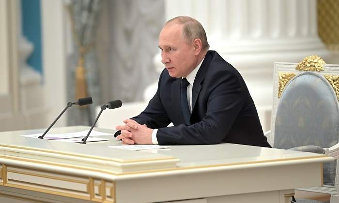 putin-mesa-kremlin-25-feb-ep-770x420.jpg