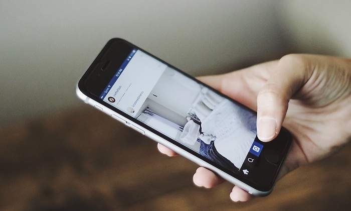 iphone-smartphone-hand-person-technology-phone-120709-pxhere.com.jpg
