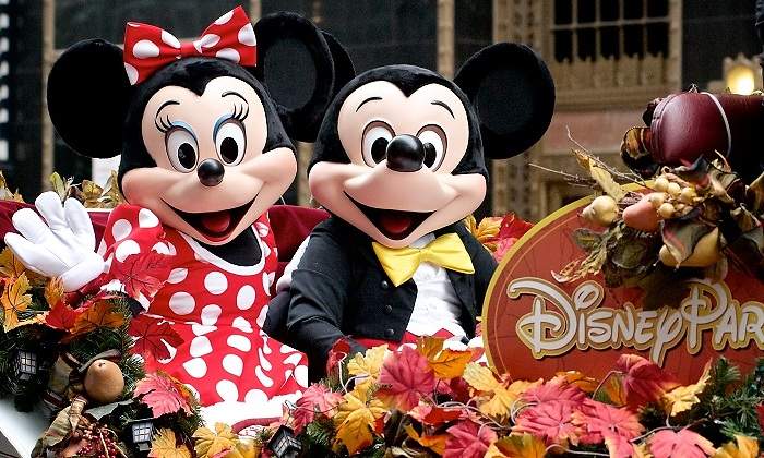 Minnie-y-Mickey-en-una-carroza-Disney-iStock-1.jpg