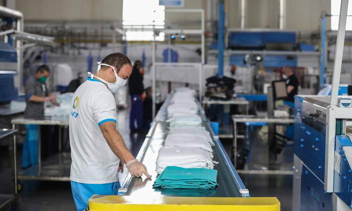 trabajador-ropa-sanitaria-sevilla-getty.jpg