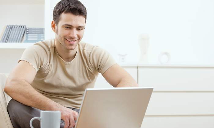 hombre-feliz-ordenador-dreamstime.jpg