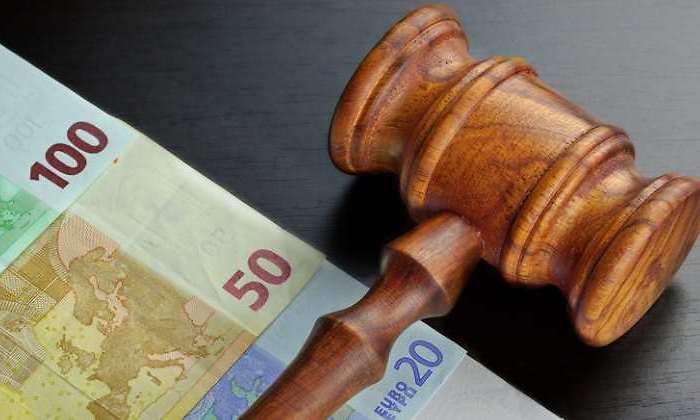 sentencia-dinero-mazo-euros-770-dreamstime.jpg