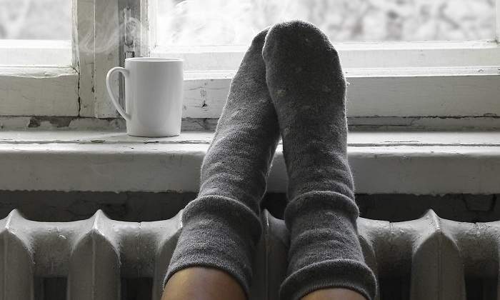 Pies-enicma-de-un-radiador-frente-una-ventana-iStock.jpg