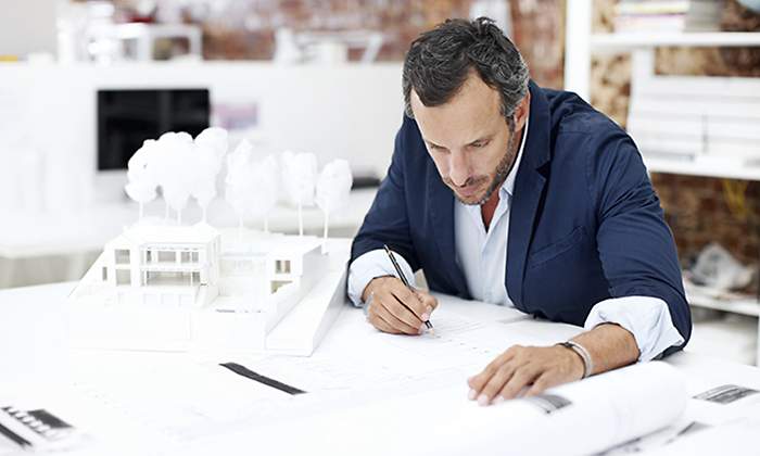 Profesional-trabajando-Istock.jpg