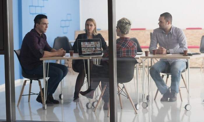 gente-debatiendo-sobre-su-startup.jpg