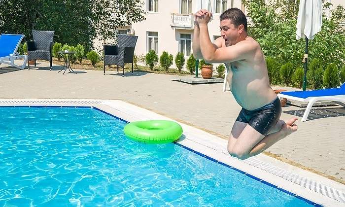 piscina-casa-hombre-saltando-dreamstime.jpg