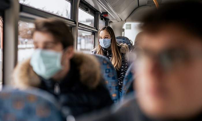 Autobus-lleno-de-gente-con-mascarilla-iStock.jpg