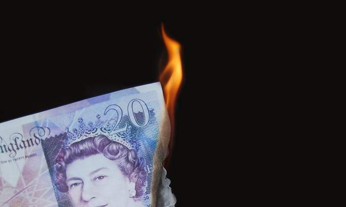 billete-libra-arde-dreamstime-770x420.jpg