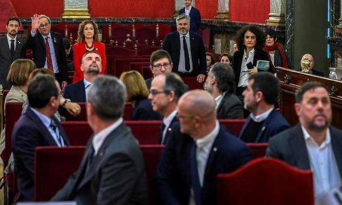 torra-saluda-acusados-proces-supremo-efe.jpg