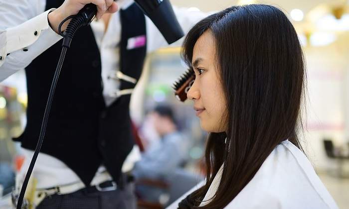 Mujer-de-pelo-oscuro-en-la-peluqueria-iStock.jpg