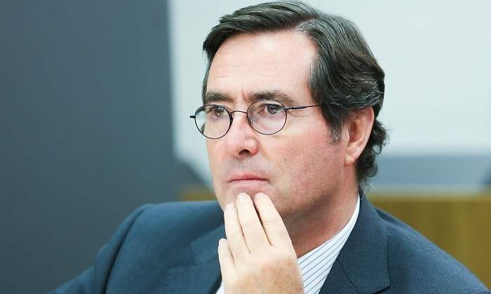 garamendi-antonio-gafas-mano.jpg
