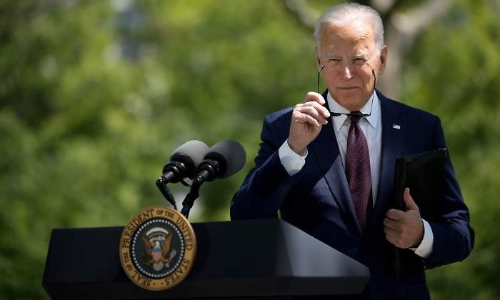 joe-biden-presidente-eeuu-estados-unidos-atril-microfonos-gafas-sol-27abril2021-getty-770x420.jpg