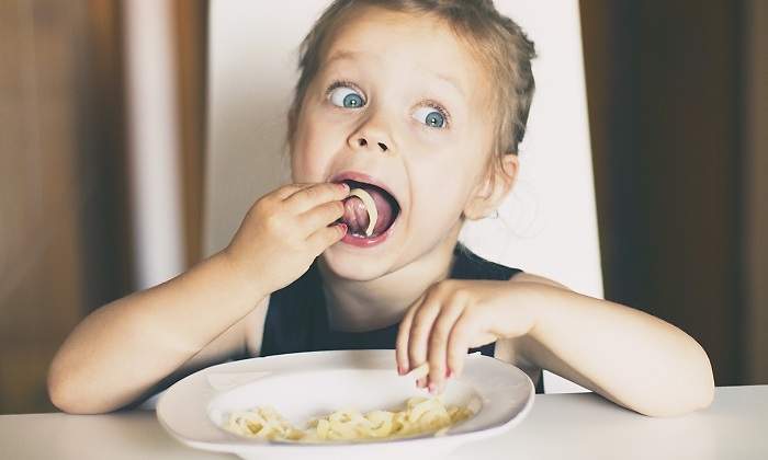 Nina-comiendo-espaguetis-iStock.jpg