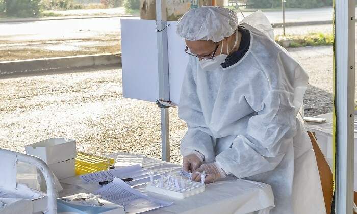 haciendo-test-rapido-covid.jpg
