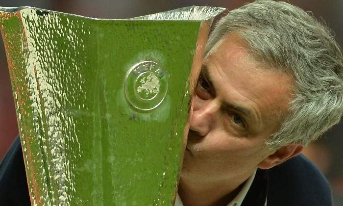 Mourinho-besa-Europa-League-2017-reuters.jpg