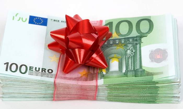 donacion-dinero-padre-hijo.jpg