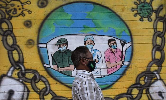 hombre-camina-india-mural-coronavirus-getty.jpg