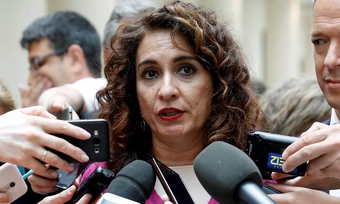 montero-maria-jesus-microfonos-efe.jpg