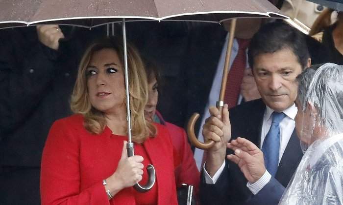 susana-diaz-javier-fernandez-paraguas-efe.jpg