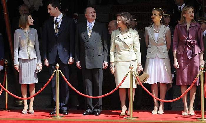Familia-Real-e-Infantas-Elena-y-Cristina.jpg