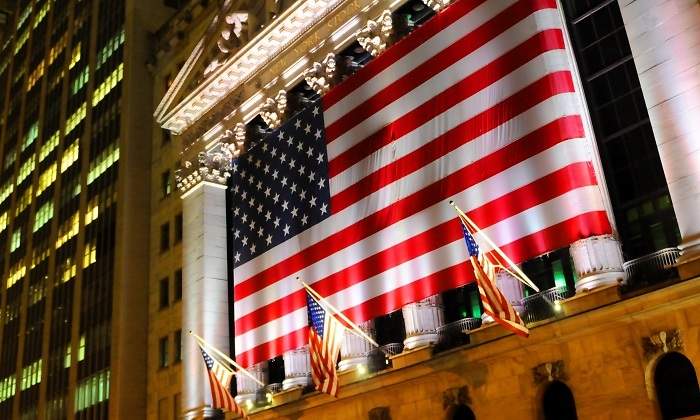 wall-street-noche-banderas.jpg