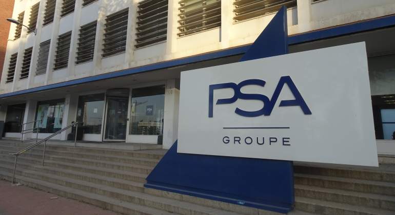 Logotipo del grupo PSA en la fábrica de Madrid.