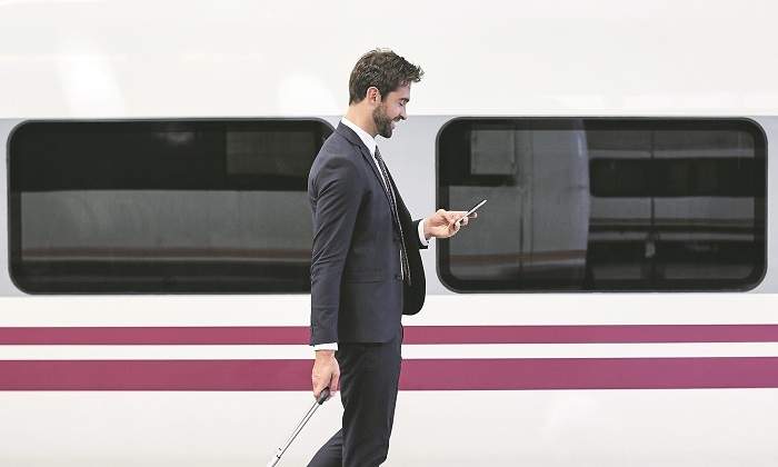 pasajero-renfe-anden-especial-tecnologia.jpg