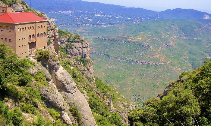 montserrat-barcelona-dreamstime-2.jpg