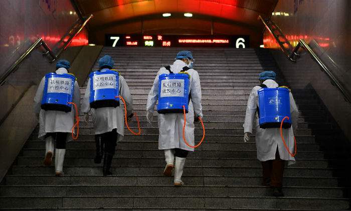 coronavirus-hombres-fumigan-reuters.jpg