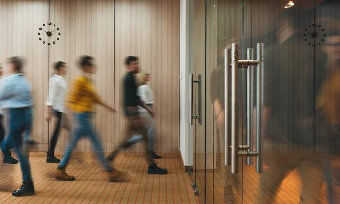 Trabajadores jvenes caminan en un espacio de coworking