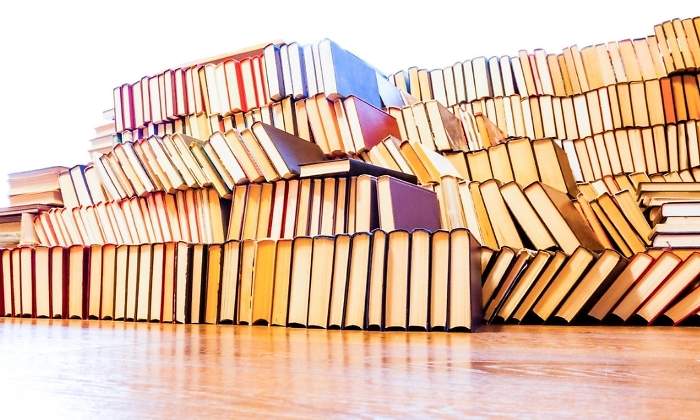 libros-suelo-alamy.jpg