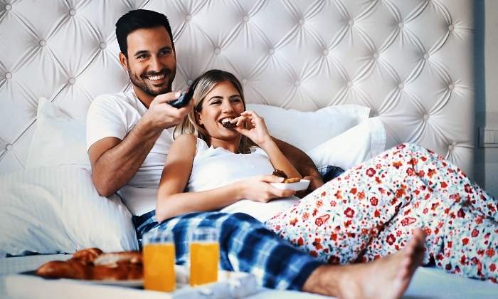 pareja-cama-hotel-television-desayuno-getty.jpg
