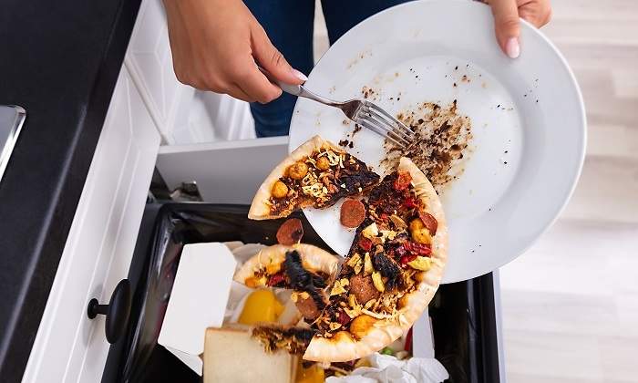 Persona-tirando-restos-de-comida-iStock.jpg