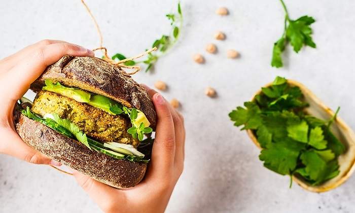 Persona-agarrando-hamburguesa-vegetal-iStock.jpg