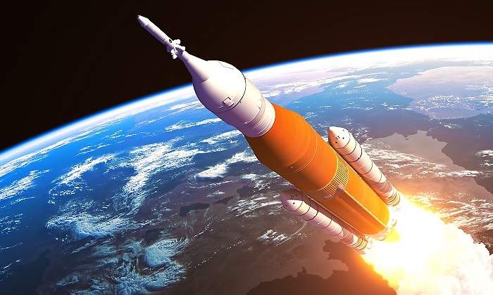 Nave-espacial-volando-hacia-el-espacio-iStock.jpg