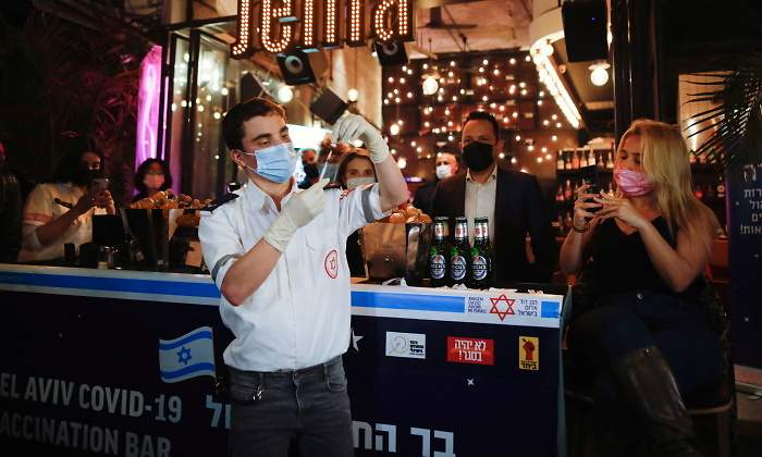 vacuna-israel-bebida-reuters.jpg