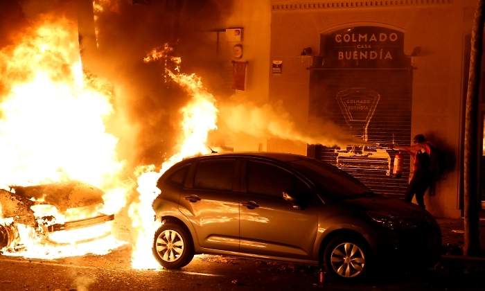 coche-llamas-cataluna-protestas-reuters.jpg