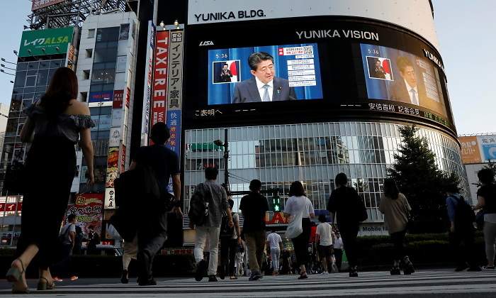 abe-shinzo-renuncia-japon-pantalla-reuters.jpg