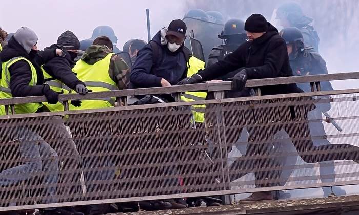 chalecos-amarillos-francia-dinero-macron.jpg