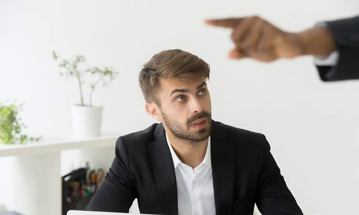 jefe-despido-dedo-trabajador-dreamstime.jpg